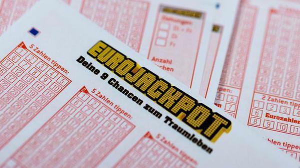 Lottoscheine mit der Aufschrift „Eurojackpot“ 