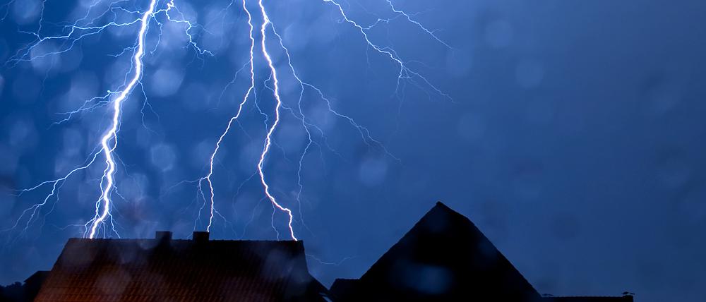 Ein Blitz schlägt während eines Gewitters ein (Symbolbild).