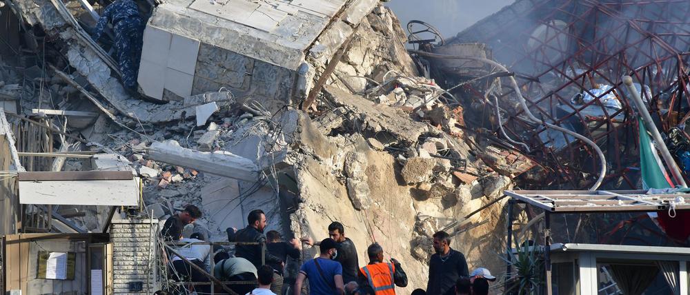 Rettungskräfte arbeiten in der Nähe des zerstörten Konsulatsgebäudes nach dem mutmaßlich israelischen Luftschlag auf ein Gebäude der iranischen Botschaft in Syrien.