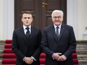 Bundespräsident Frank-Walter Steinmeier (r.) begrüßt Emmanuel Macron, Präsident von Frankreich, vor einem Gespräch am Schloss Bellevue.