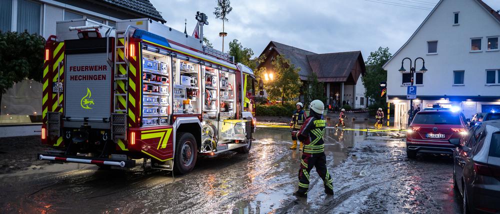 Einsatzkräfte der Feuerwehr sind nach einem Unwetter in der Gemeinde Bisingen im Zollernalbkreis im Einsatz.