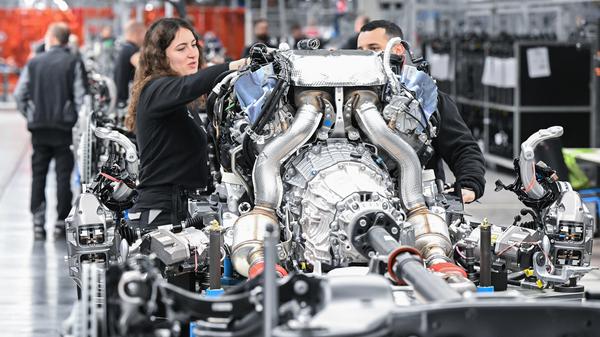 Mitarbeiter:innen des Stuttgarter Autoherstellers Mercedes-Benz arbeiten in der Factory 56 im Werk in Sindelfingen in der Fertigung von Oberklasse- und Luxusfahrzeugen.