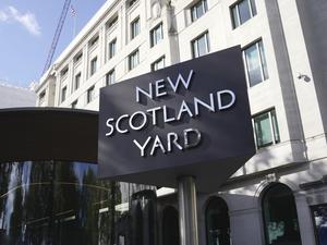 Das Schild von New Scotland Yard, dem Hauptsitz der Londoner Metropolitan Police. 
