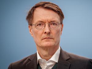 Karl Lauterbach (SPD), Bundesminister für Gesundheit, stellt die Nationale Suizidpräventionsstrategie der Bundesregierung vor. 