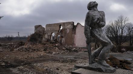 Ein Denkmal aus der Sowjetzeit, das den Soldaten des Zweiten Weltkriegs gewidmet ist, steht vor einem zerstörten Kulturhaus in der Nähe von Awdijiwka (Symbolbild).